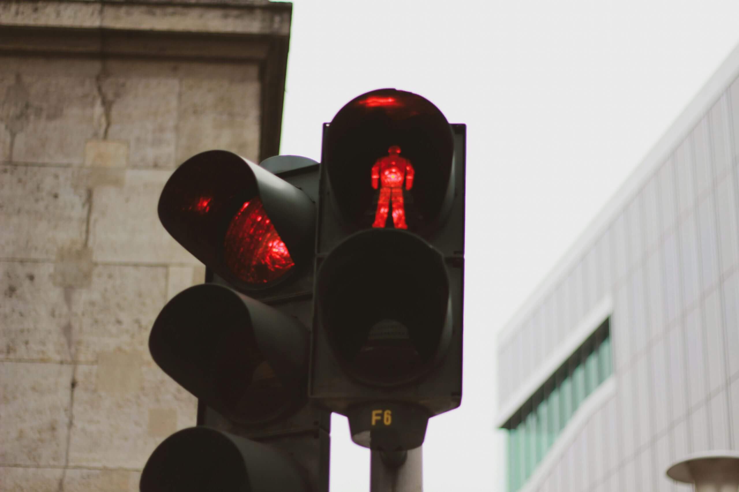 Een rood stoplicht. Je maakbedrijf is nog niet klaar voor een ERP.