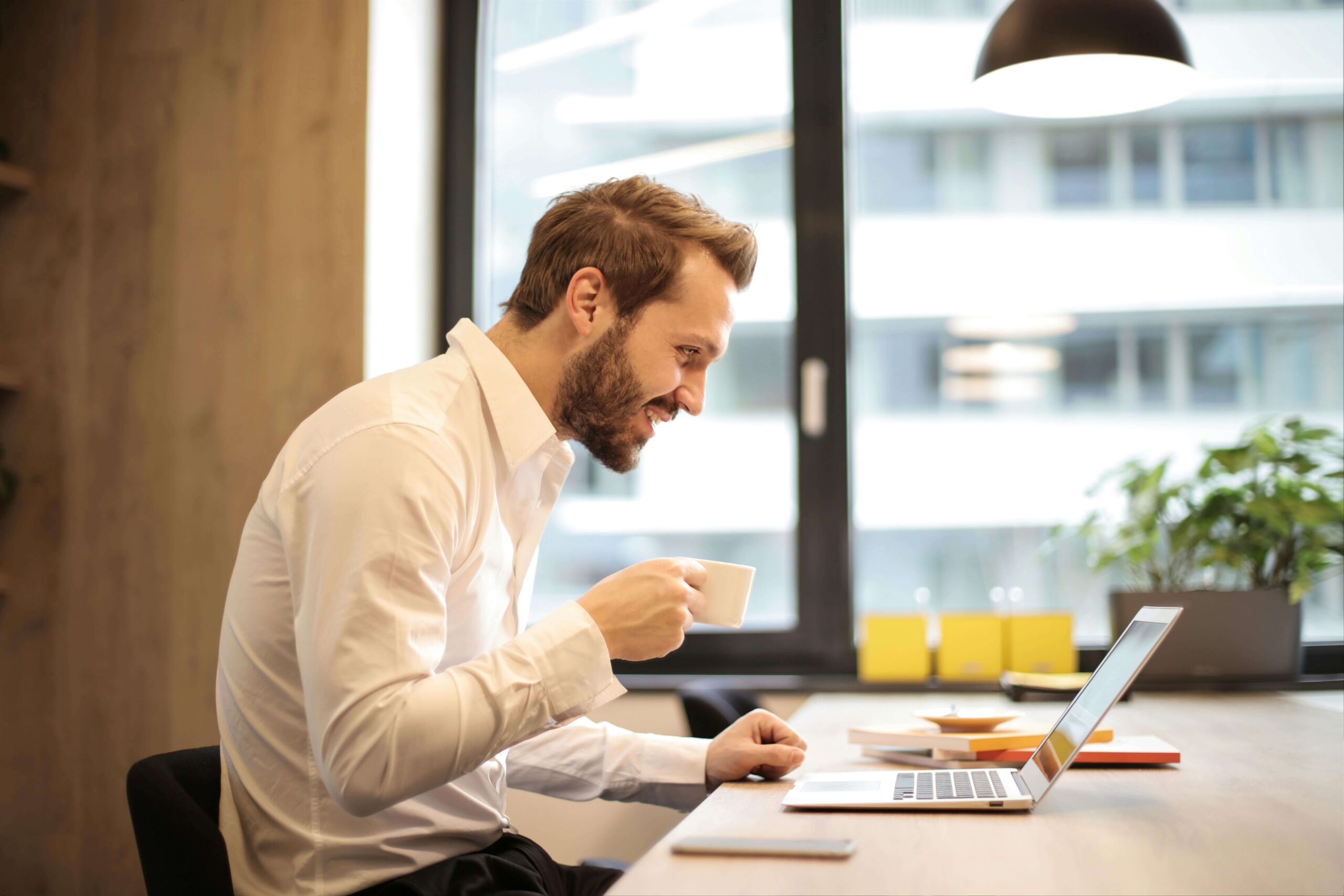 Man met laptop kiest ERP software
